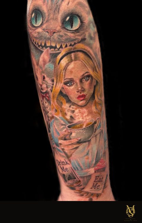Tatouage réaliste couleur, Alice et le chat du Cheshire, avant-bras, par Matilda