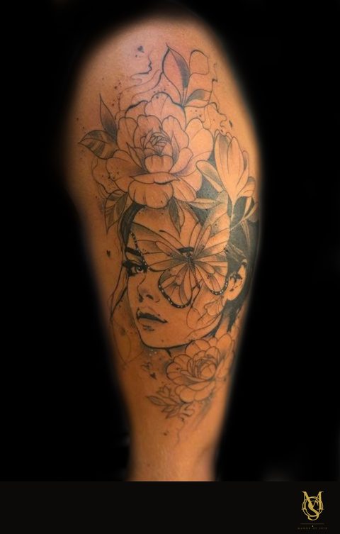 Tatouage réaliste noir et gris, portrait de femme et fleurs, épaule et bras, par Matilda