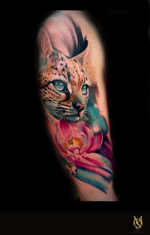 Tatouage réaliste couleur, serval et fleur de lotus, épaule et bras, par Matilda